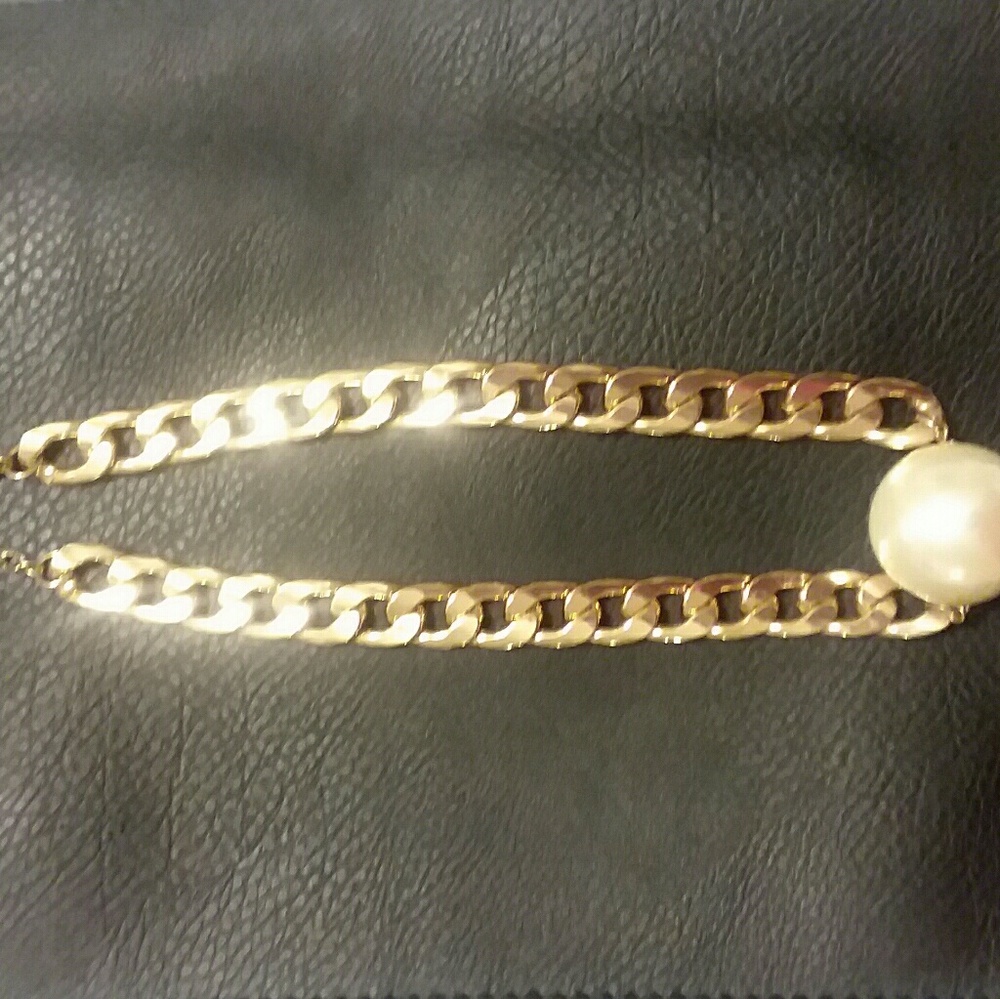 Golden pearls necklace